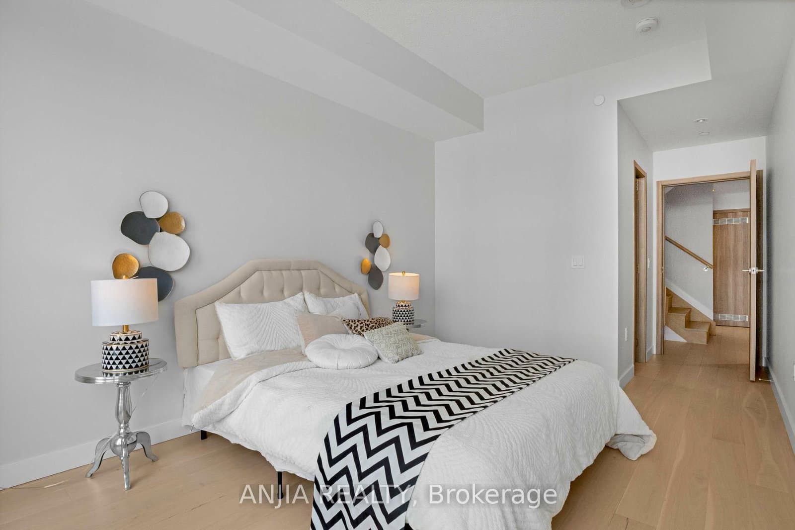 85 McMahon Drive, Unit TH607 thumbnail 23