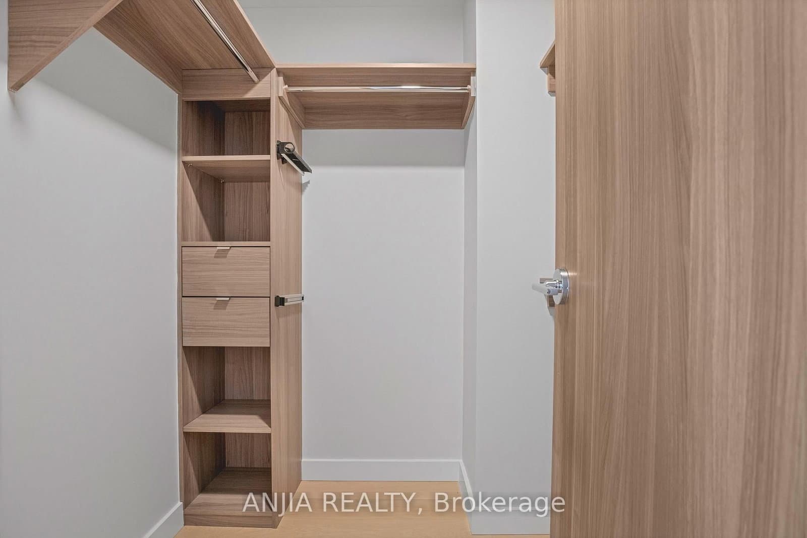 85 McMahon Drive, Unit TH607 thumbnail 24