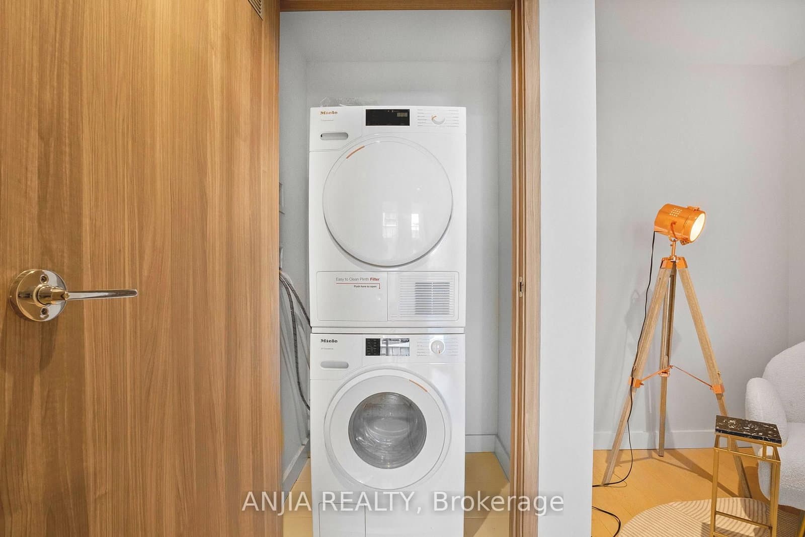 85 McMahon Drive, Unit TH607 thumbnail 26
