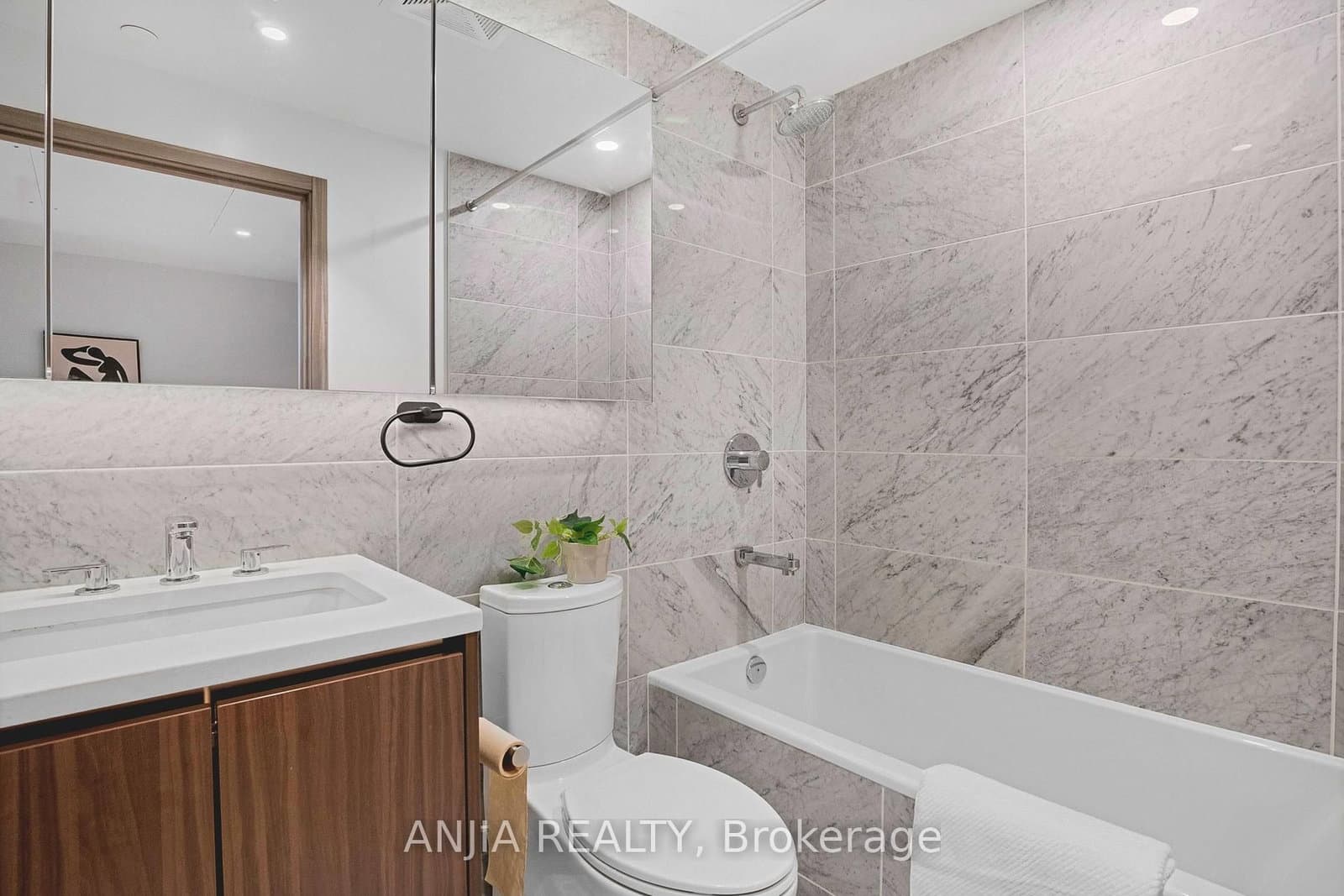 85 McMahon Drive, Unit TH607 thumbnail 27
