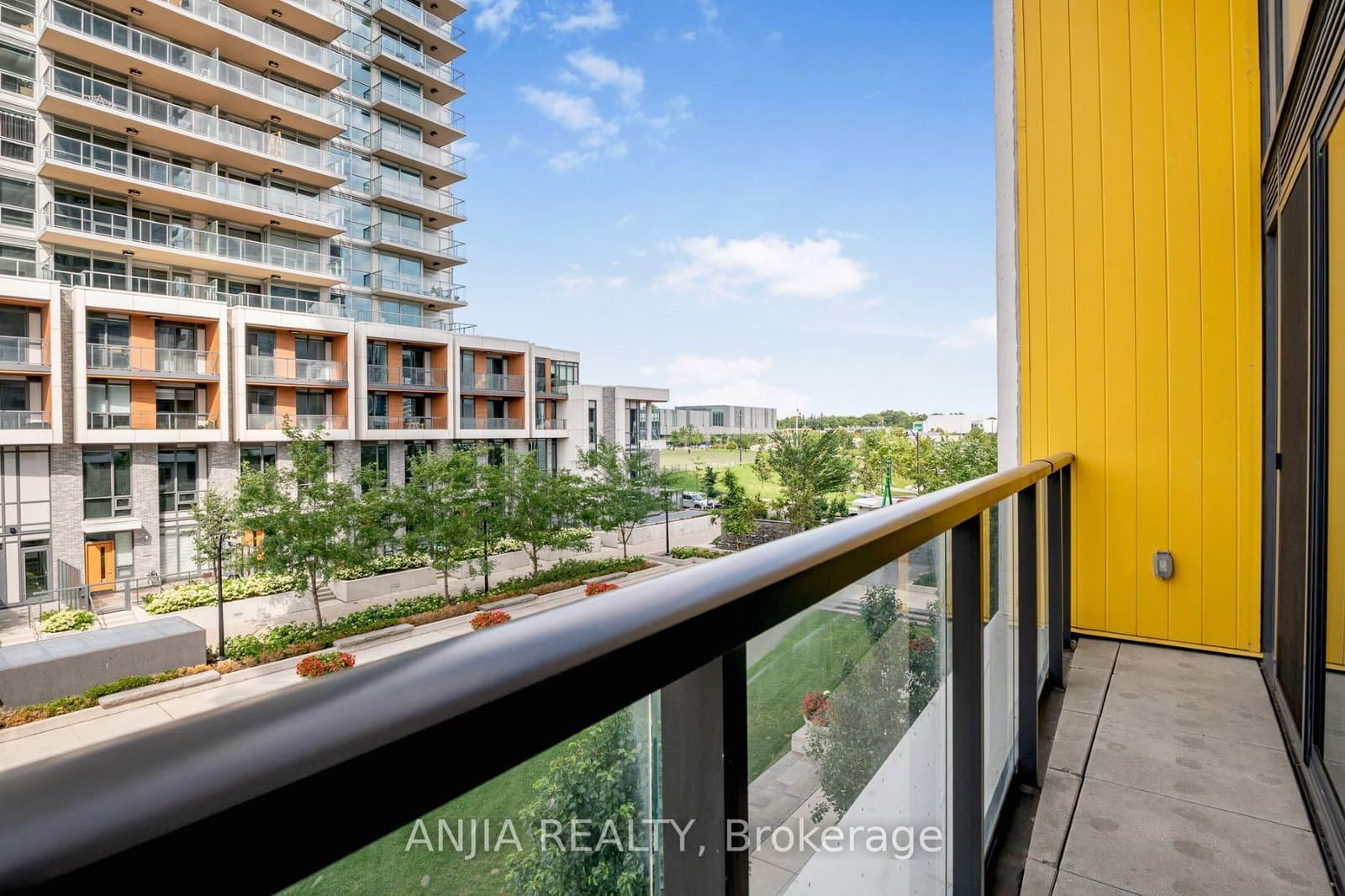 85 McMahon Drive, Unit TH607 thumbnail 28