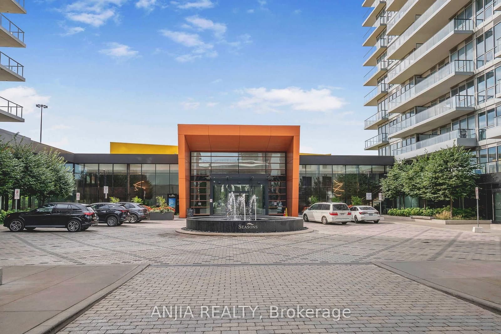 85 McMahon Drive, Unit TH607 thumbnail 3