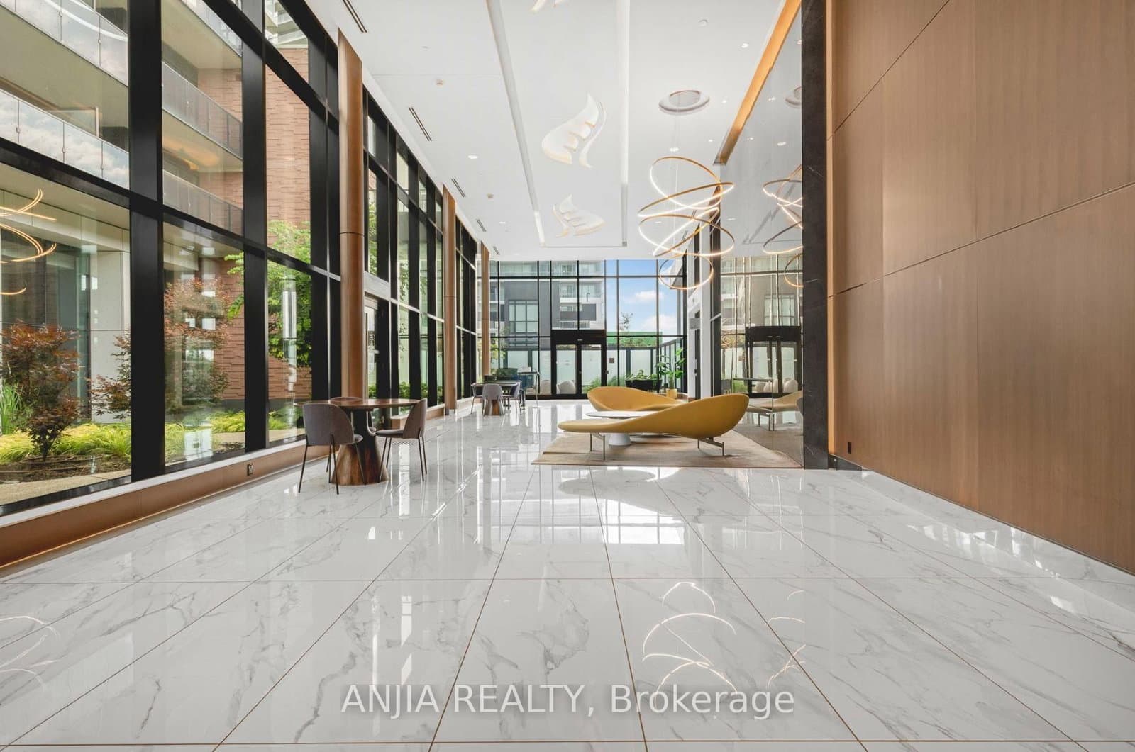 85 McMahon Drive, Unit TH607 thumbnail 31