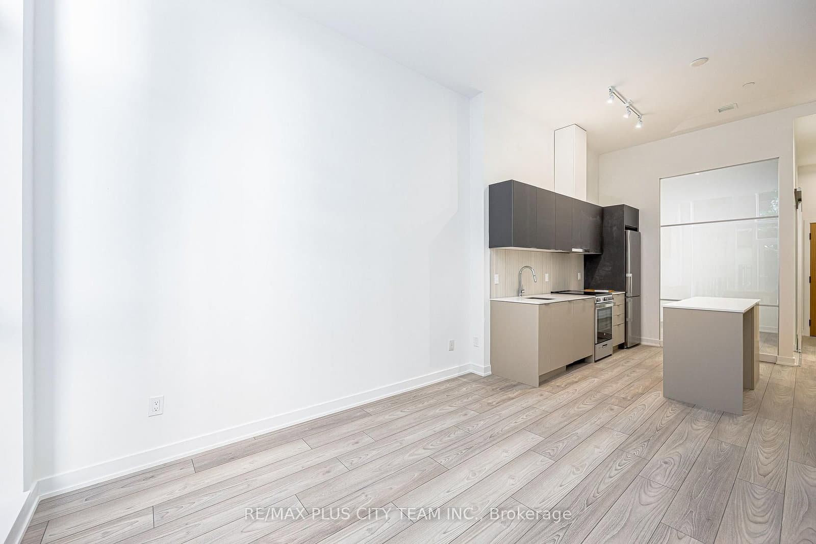 8 Tippett Road, Unit 105 thumbnail 3