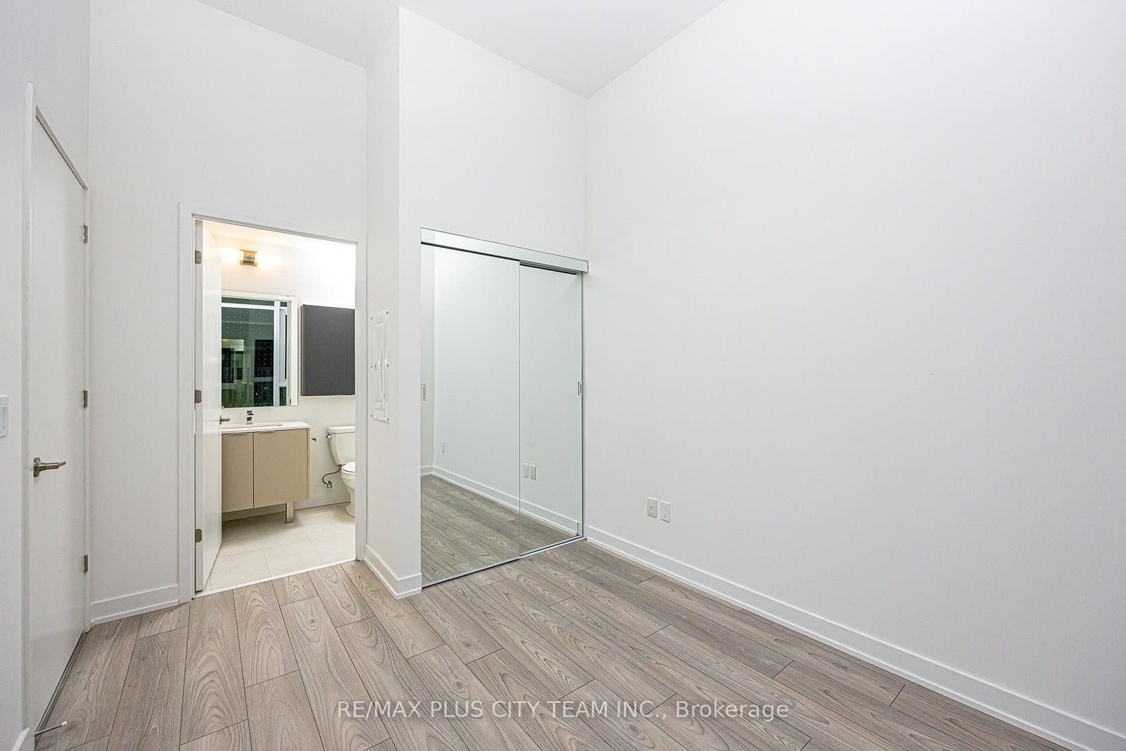 8 Tippett Road, Unit 105 thumbnail 7