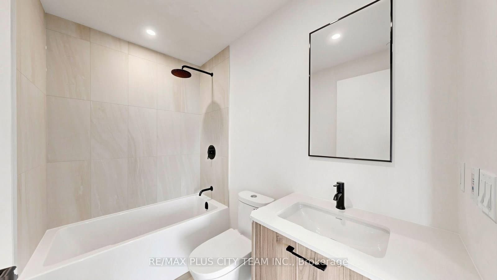 109 Erskine Avenue, Unit 1703 thumbnail 10