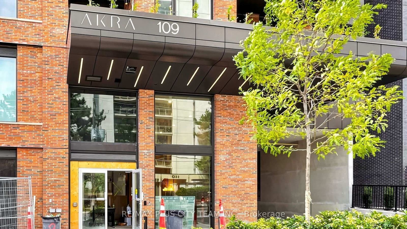109 Erskine Avenue, Unit 1703 thumbnail 2