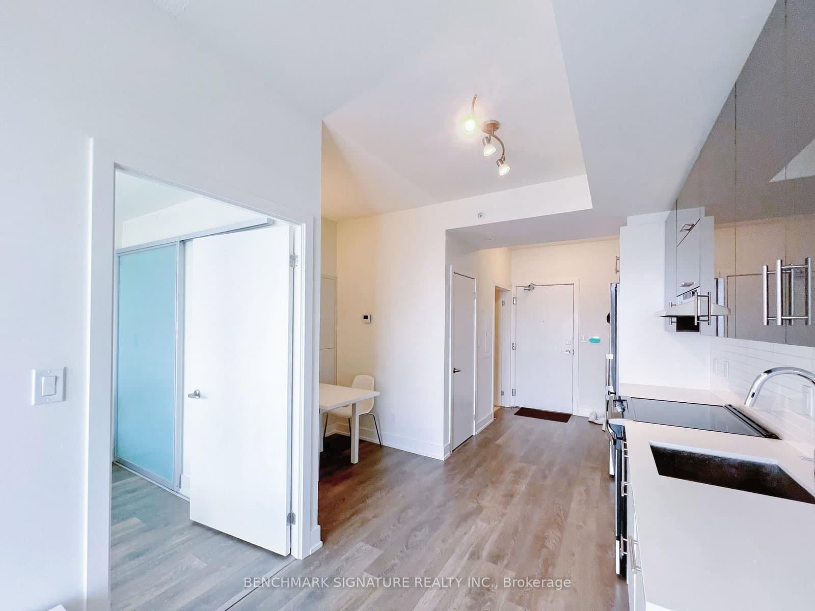 180 Fairview Mall Drive, Unit 1805 thumbnail 3