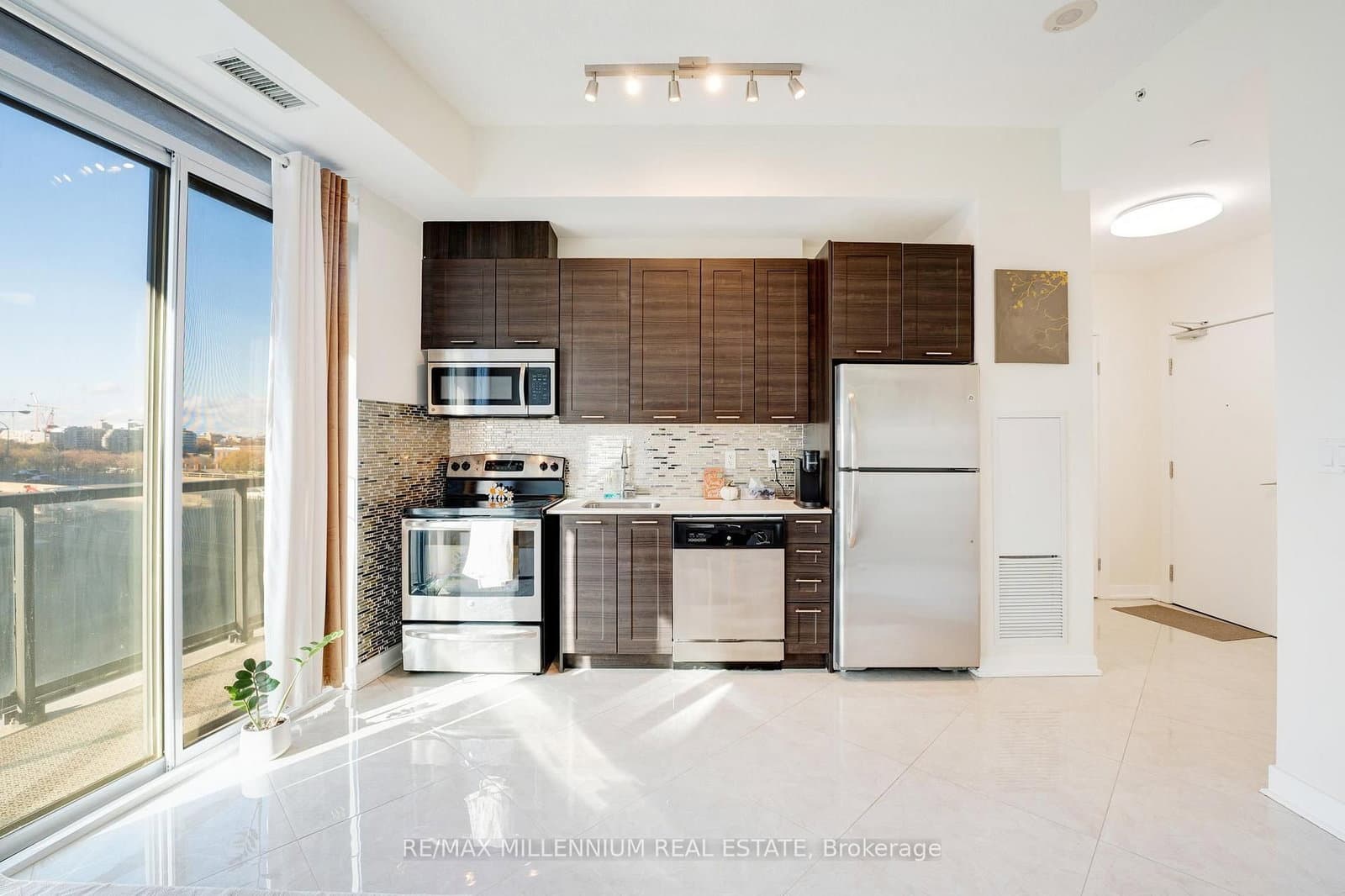 20 Bruyeres Mews, Unit 802 thumbnail 18