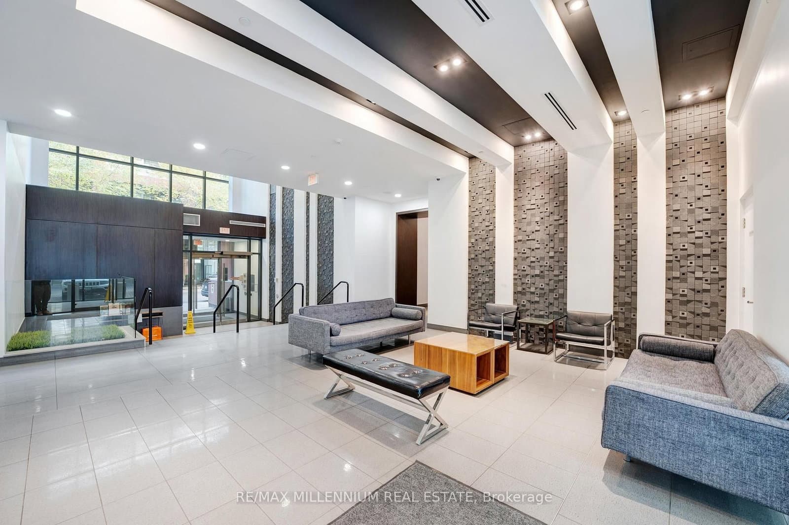 20 Bruyeres Mews, Unit 802 thumbnail 8