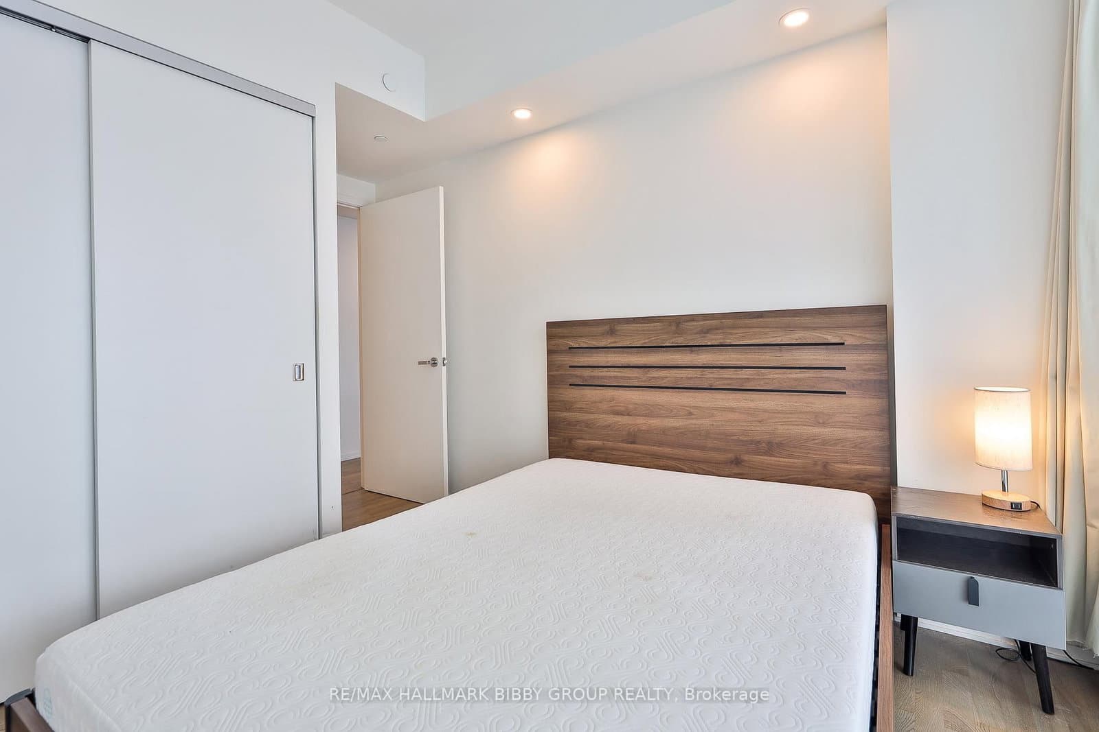 1 Bloor Street E, Unit 3807 thumbnail 16
