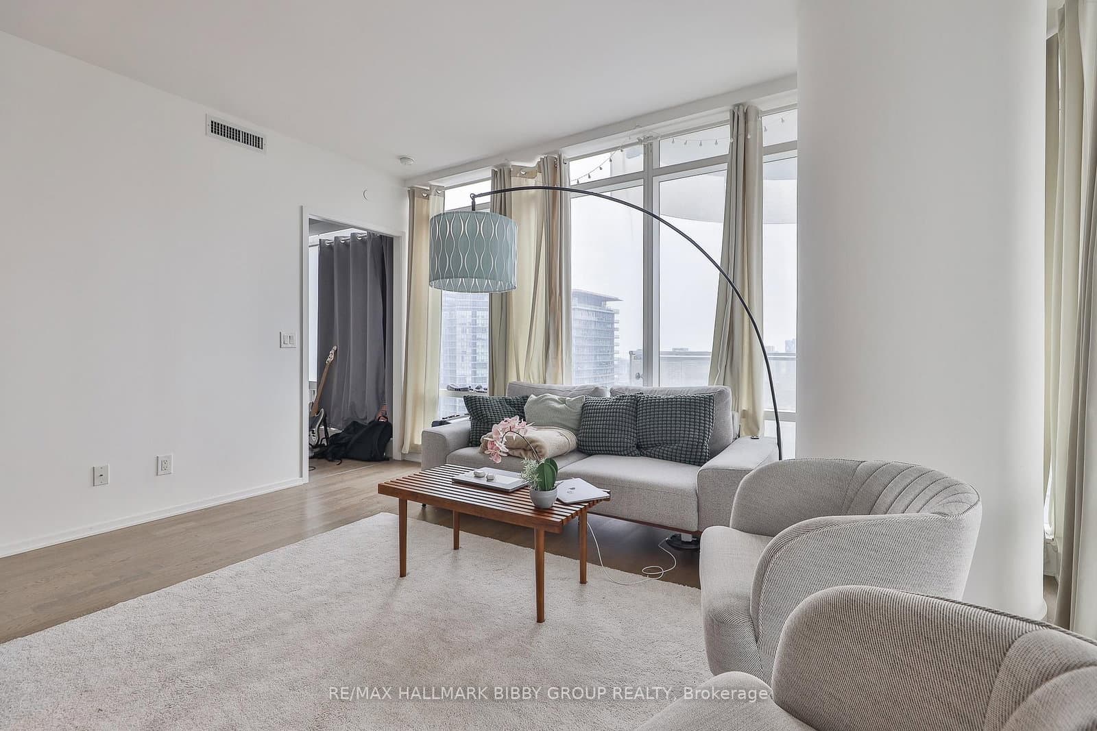 1 Bloor Street E, Unit 3807 thumbnail 3