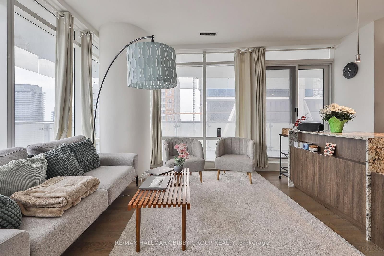 1 Bloor Street E, Unit 3807 thumbnail 4