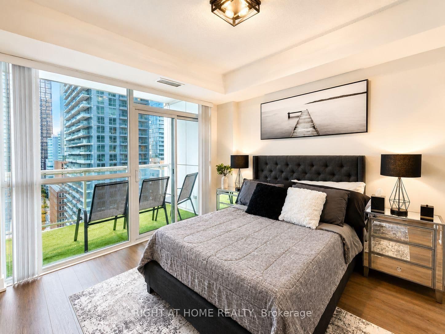 318 Richmond Street W, Unit 1408 thumbnail 11