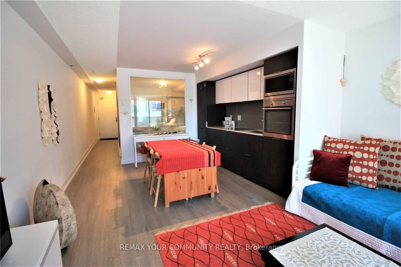 318 Richmond Street W, Unit 913 thumbnail 7