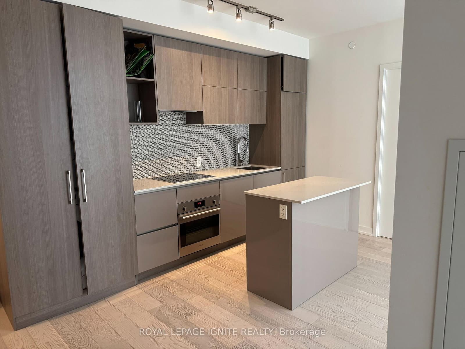 1 Yorkville Avenue, Unit 2402 thumbnail 10