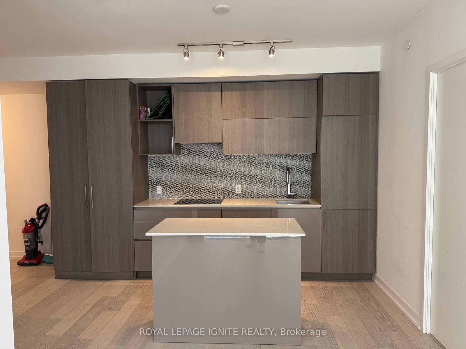 1 Yorkville Avenue, Unit 2402 thumbnail 12
