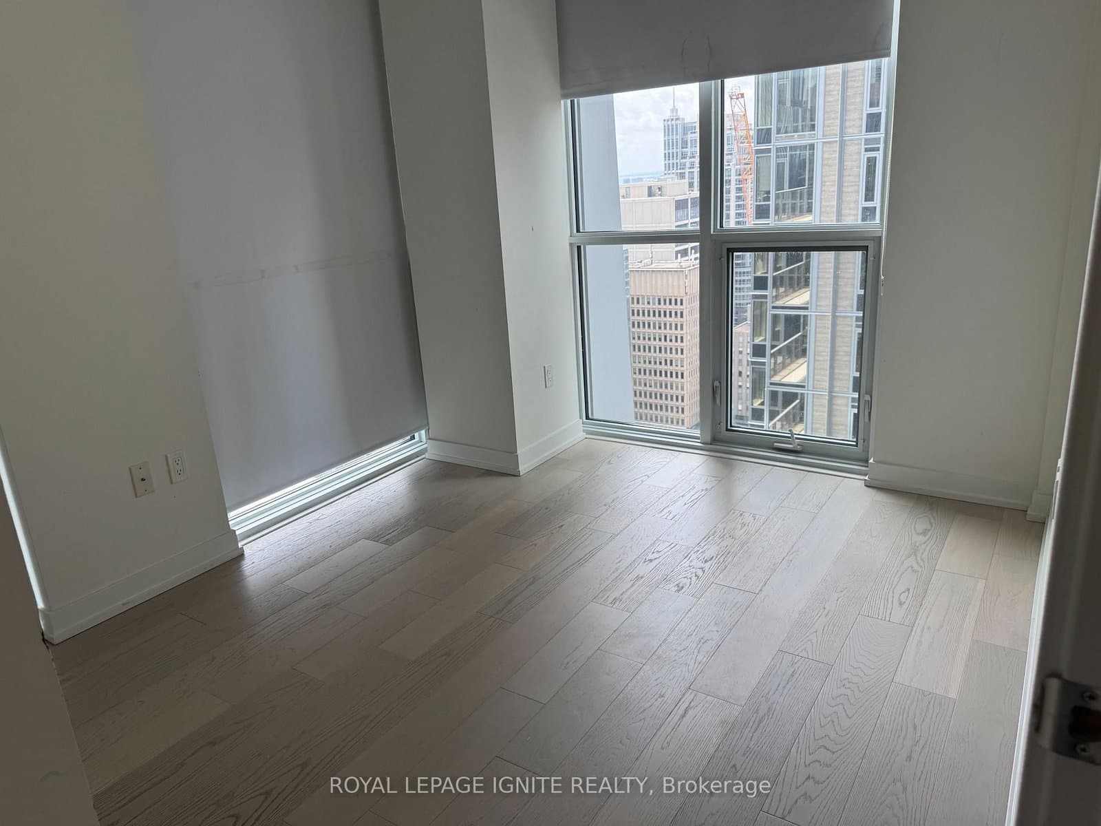 1 Yorkville Avenue, Unit 2402 thumbnail 17