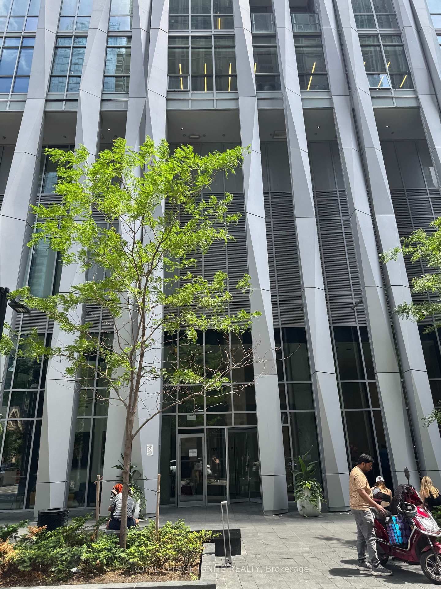 1 Yorkville Avenue, Unit 2402 thumbnail 2