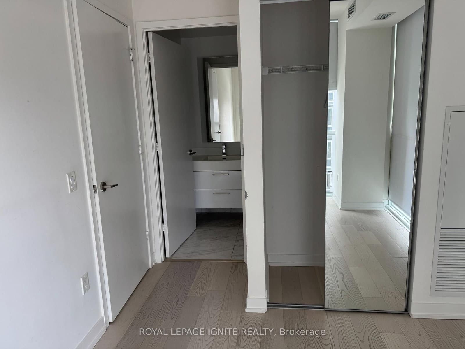 1 Yorkville Avenue, Unit 2402 thumbnail 20