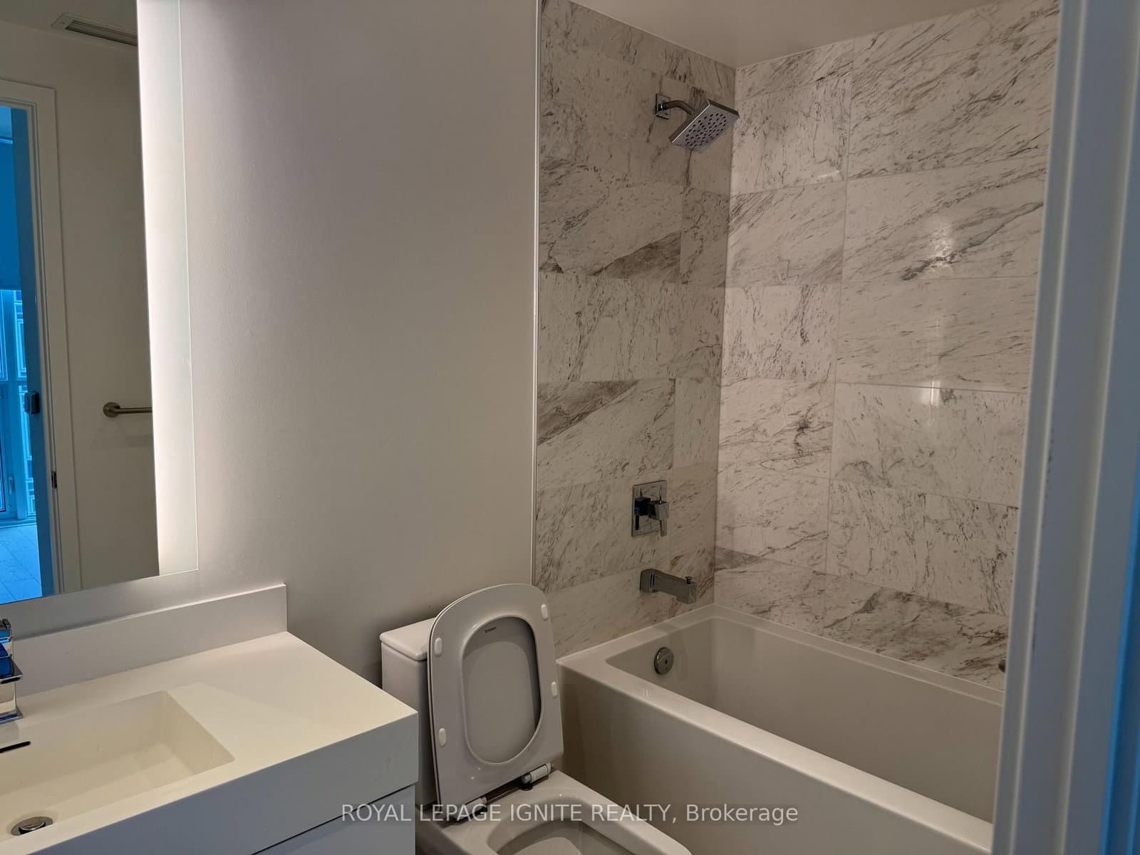 1 Yorkville Avenue, Unit 2402 thumbnail 21