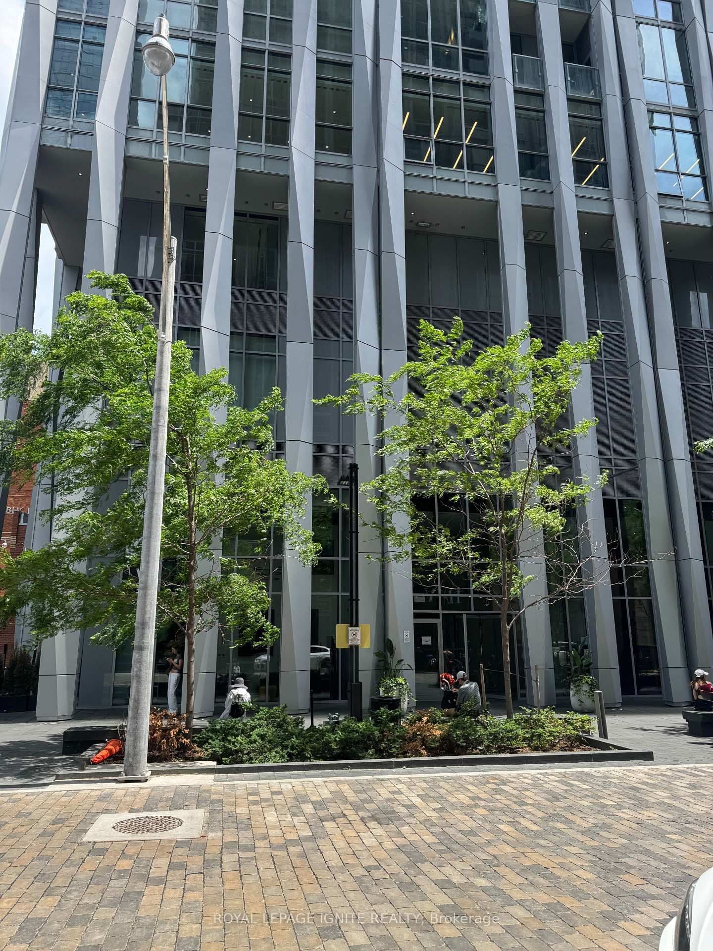 1 Yorkville Avenue, Unit 2402 thumbnail 3