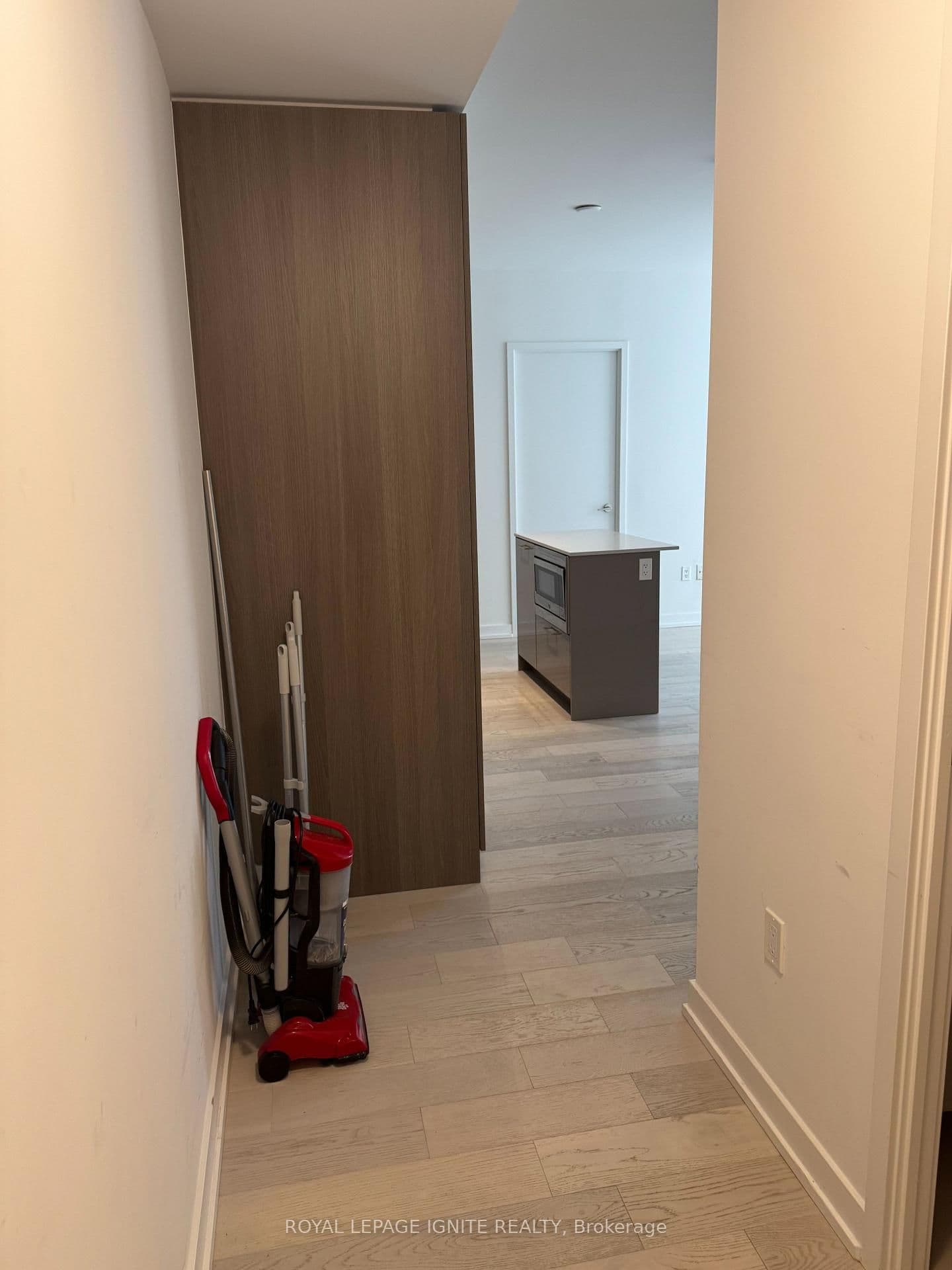 1 Yorkville Avenue, Unit 2402 thumbnail 7
