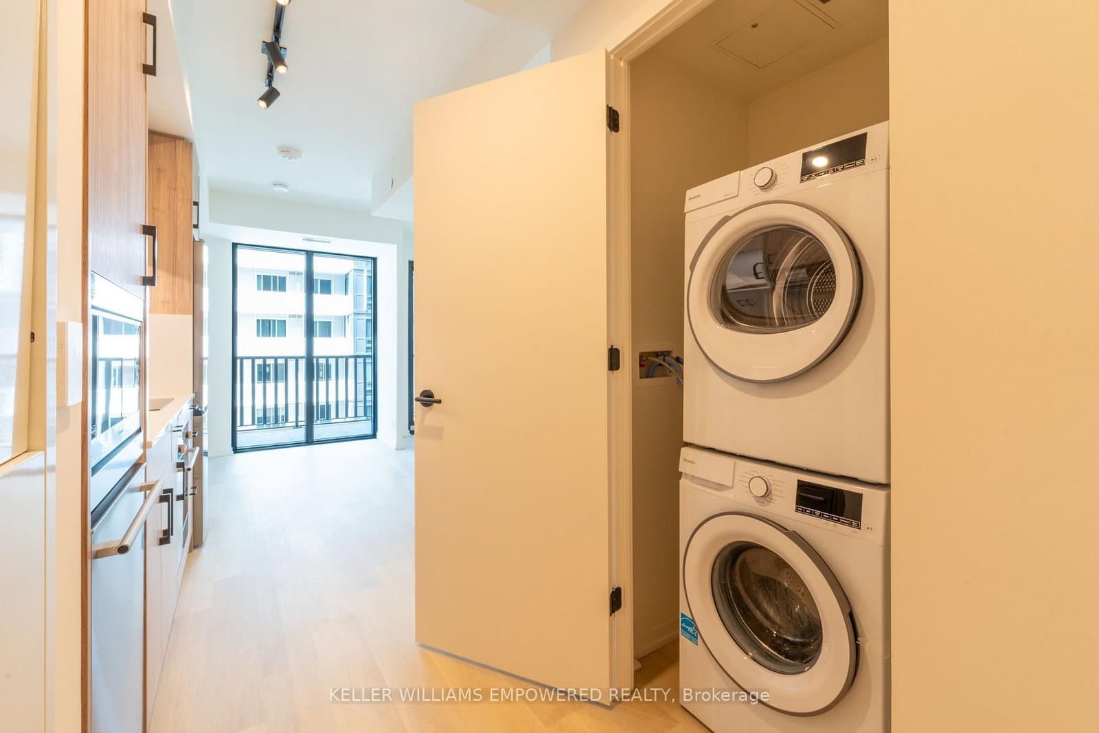 109 Erskine Avenue, Unit 1210 thumbnail 10