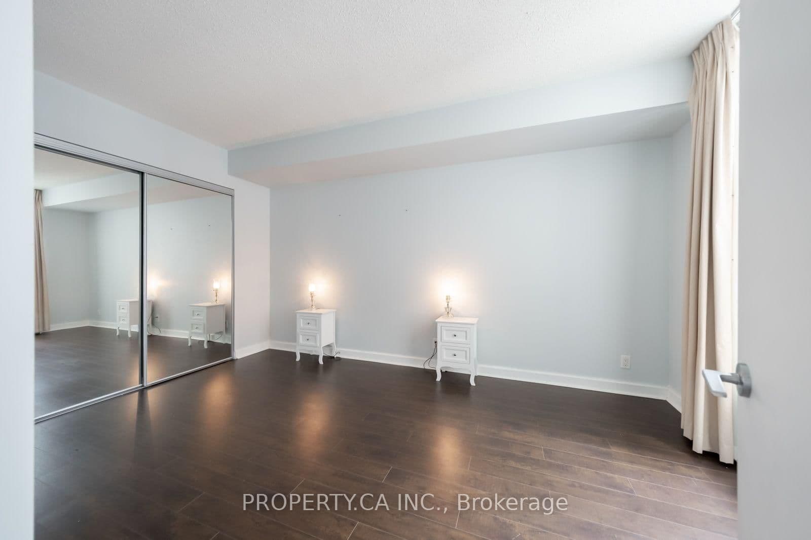 350 Wellington Street W, Unit 401 thumbnail 12