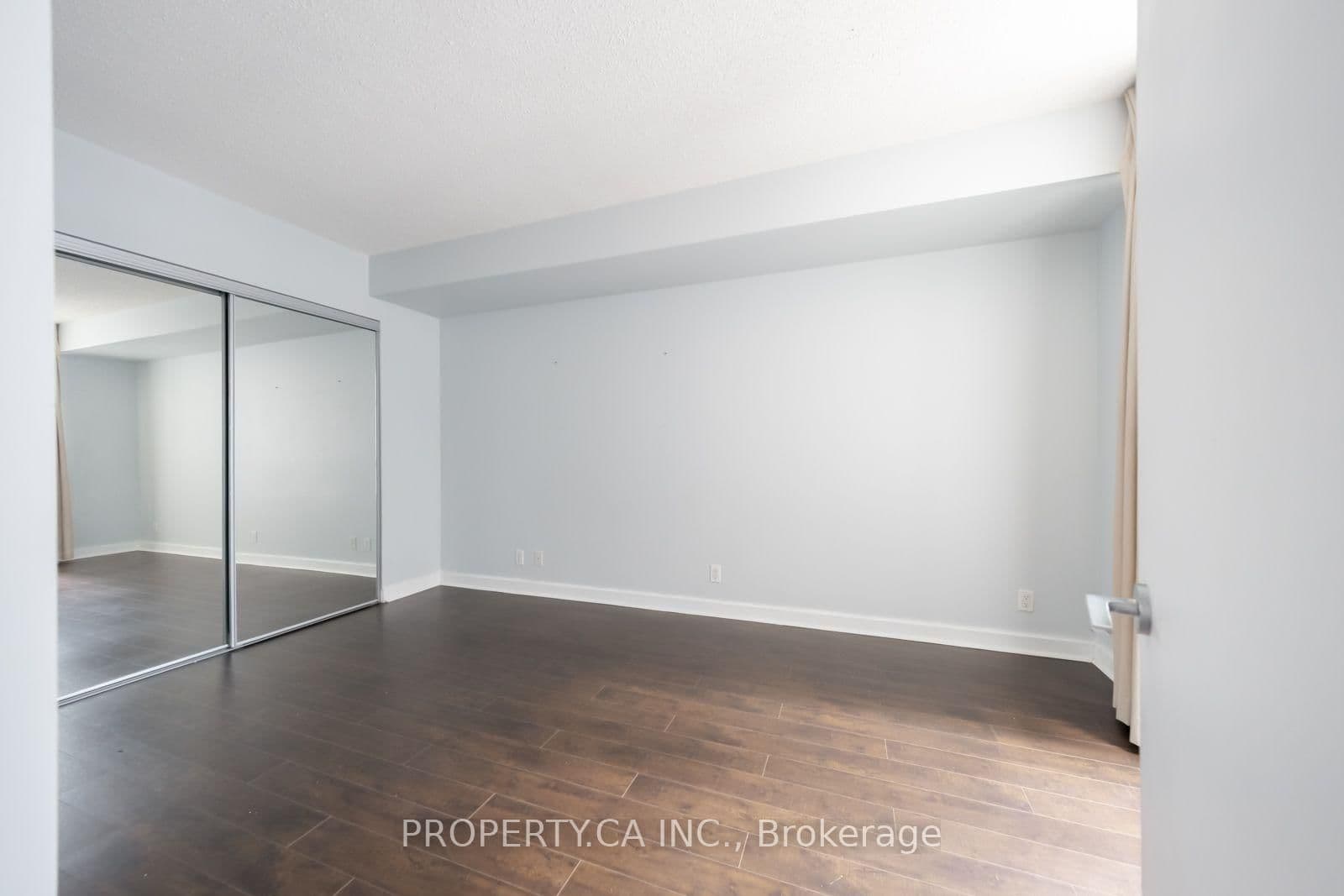 350 Wellington Street W, Unit 401 thumbnail 13