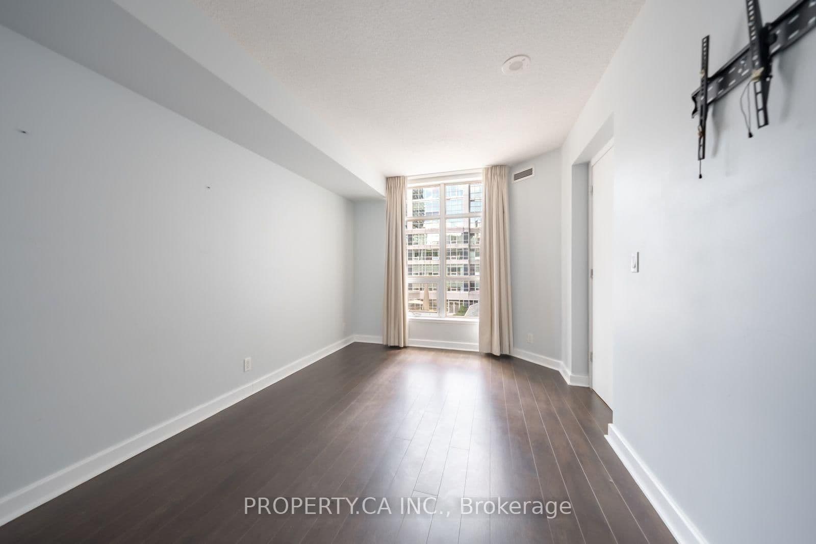 350 Wellington Street W, Unit 401 thumbnail 15