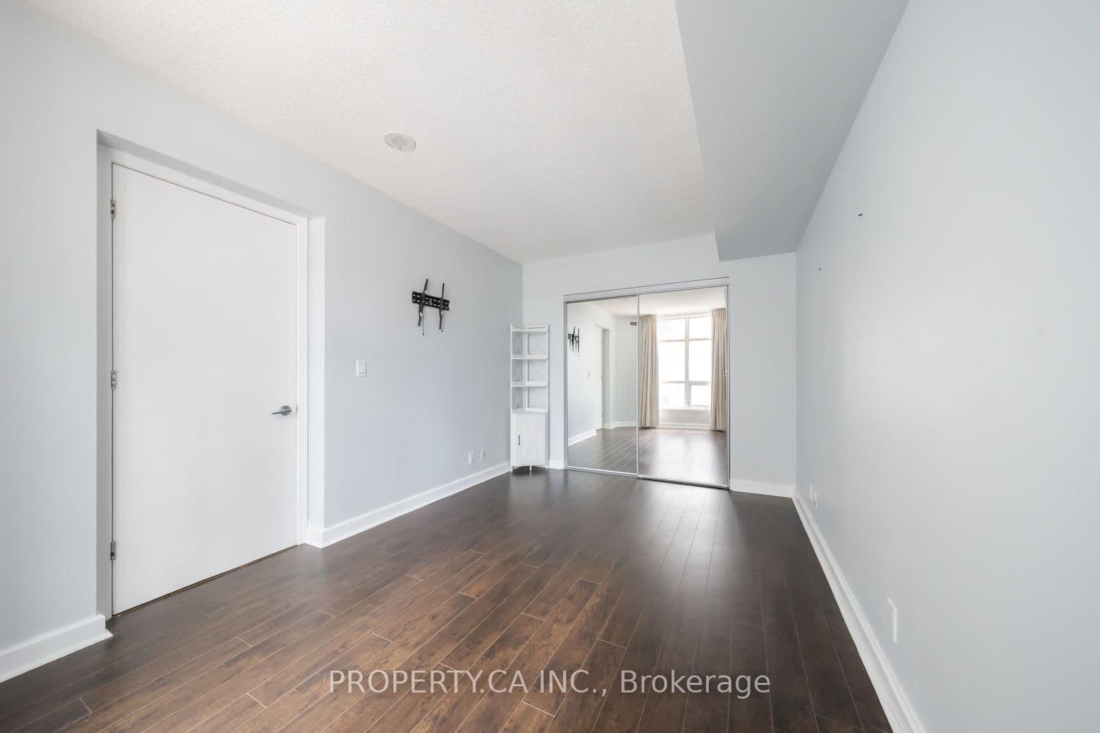350 Wellington Street W, Unit 401 thumbnail 16