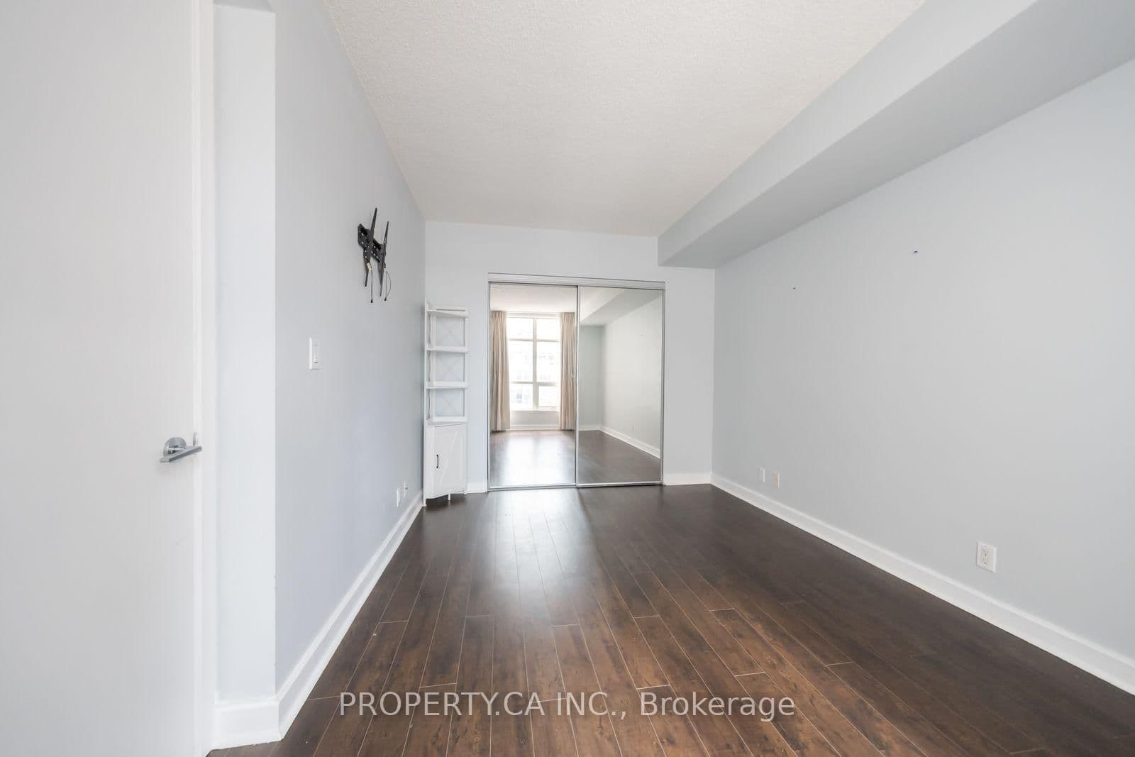 350 Wellington Street W, Unit 401 thumbnail 17