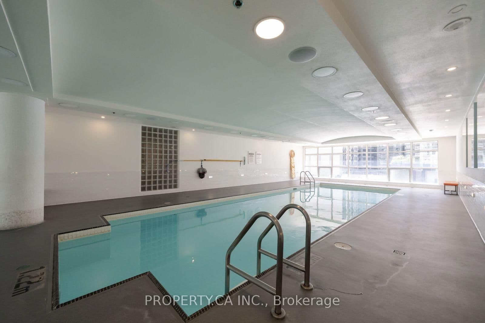 350 Wellington Street W, Unit 401 thumbnail 24