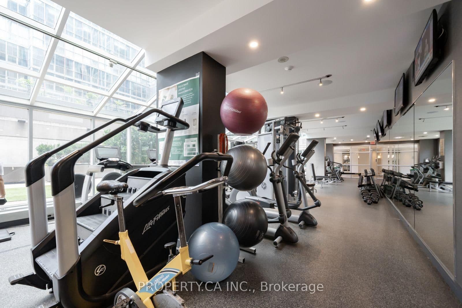 350 Wellington Street W, Unit 401 thumbnail 26