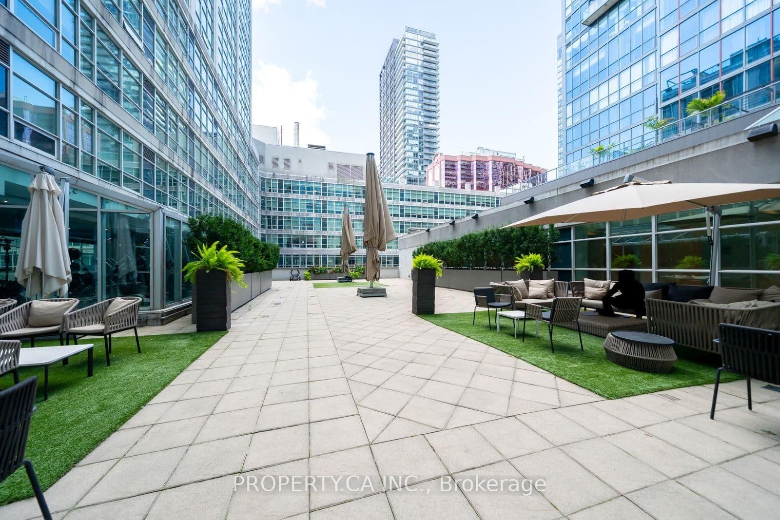 350 Wellington Street W, Unit 401 thumbnail 31