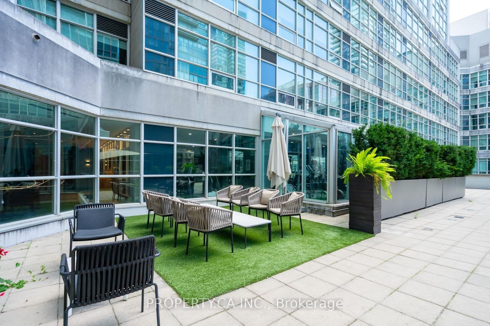 350 Wellington Street W, Unit 401 thumbnail 32
