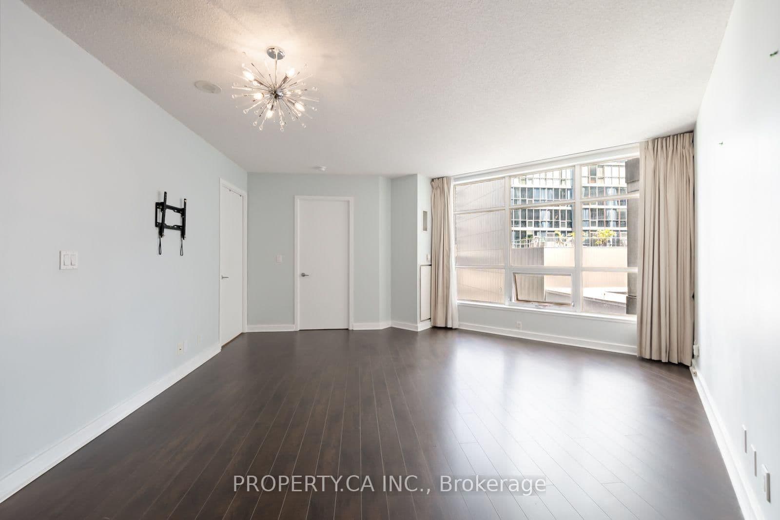 350 Wellington Street W, Unit 401 thumbnail 5