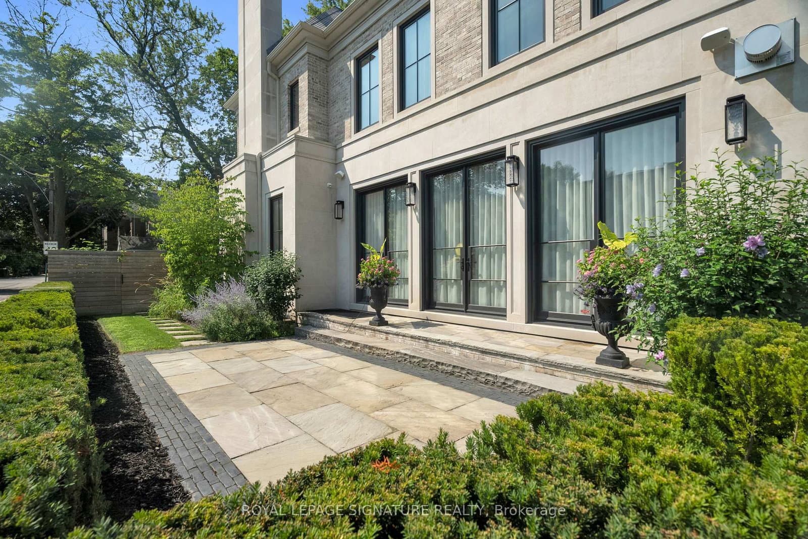 207 Strathallan Boulevard thumbnail 14