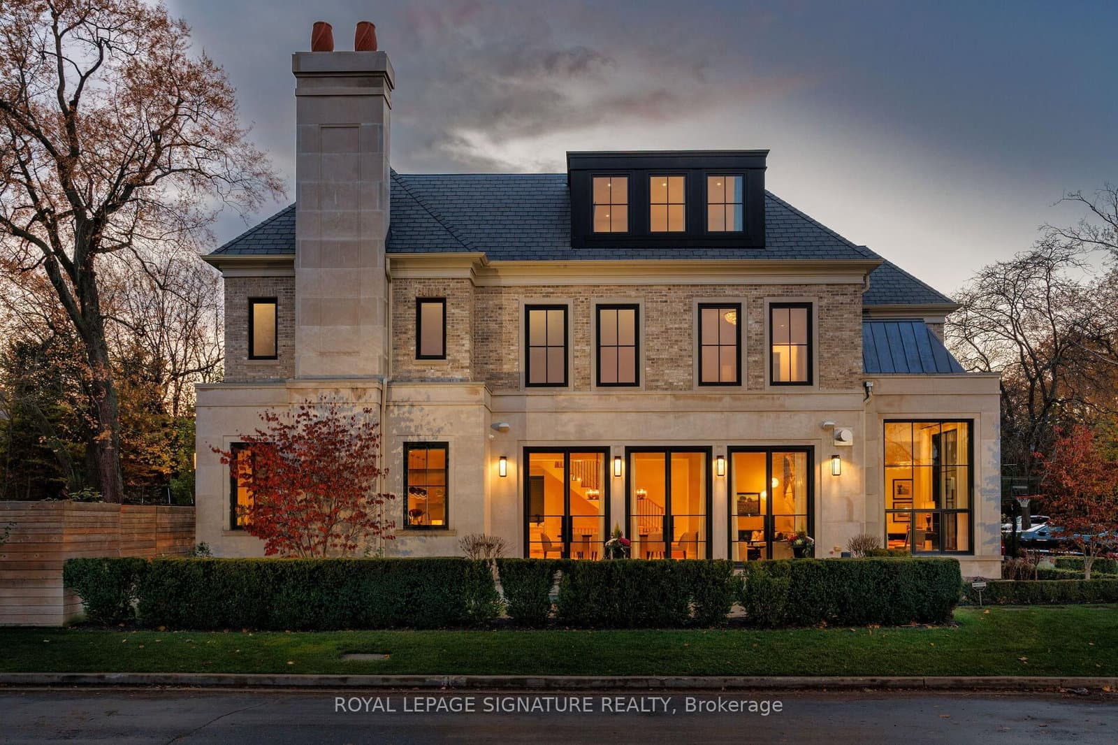 207 Strathallan Boulevard thumbnail 3