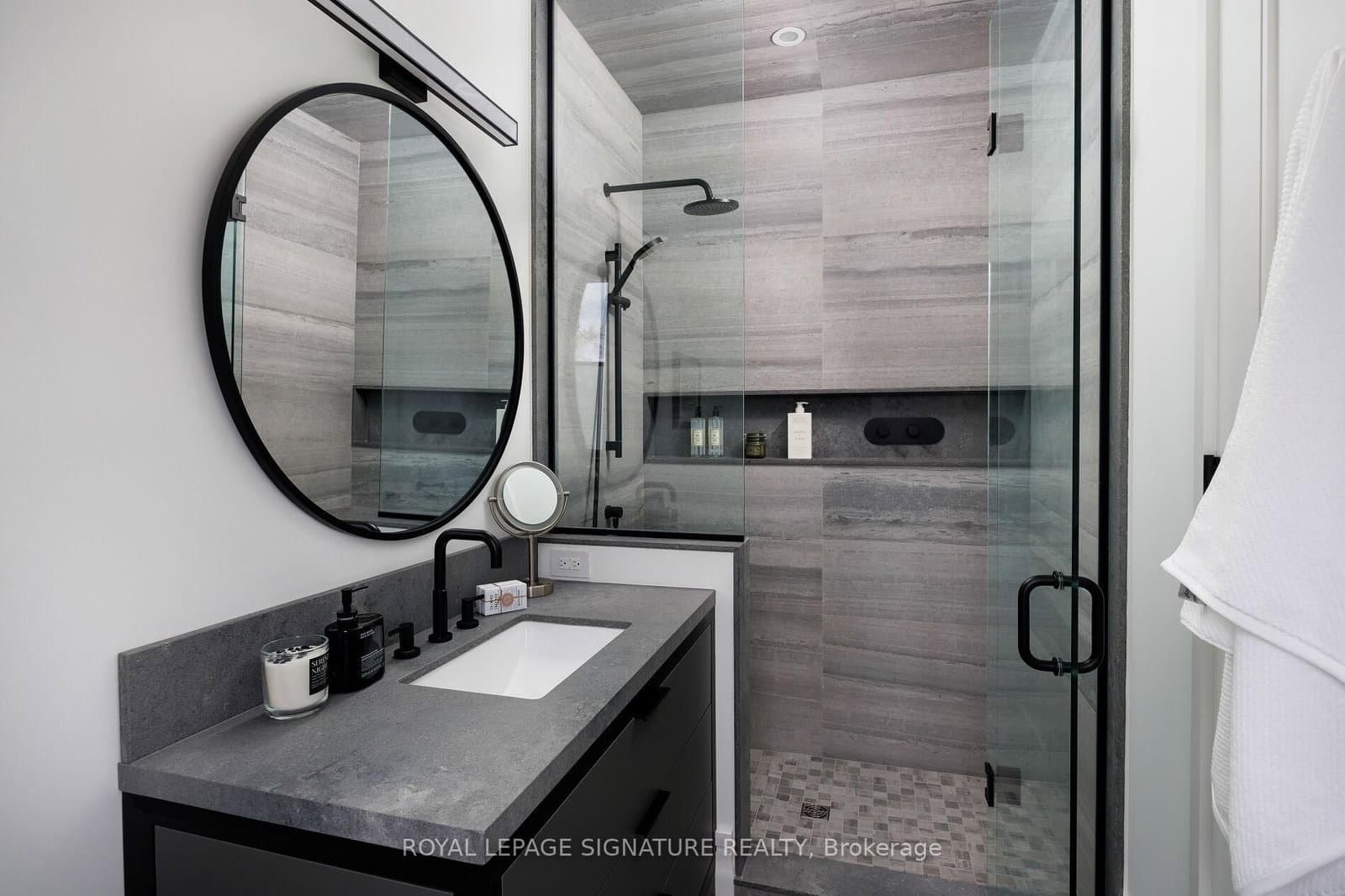 207 Strathallan Boulevard thumbnail 32