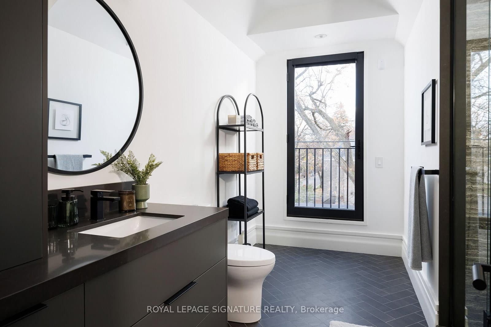 207 Strathallan Boulevard thumbnail 39