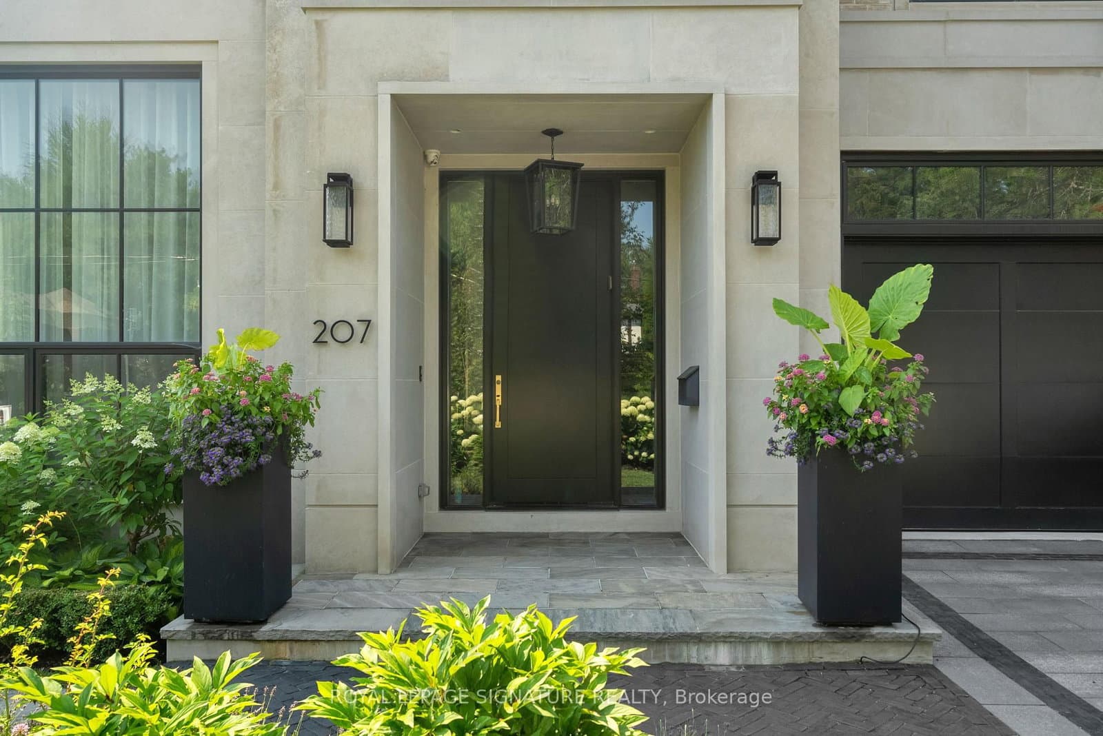 207 Strathallan Boulevard thumbnail 4