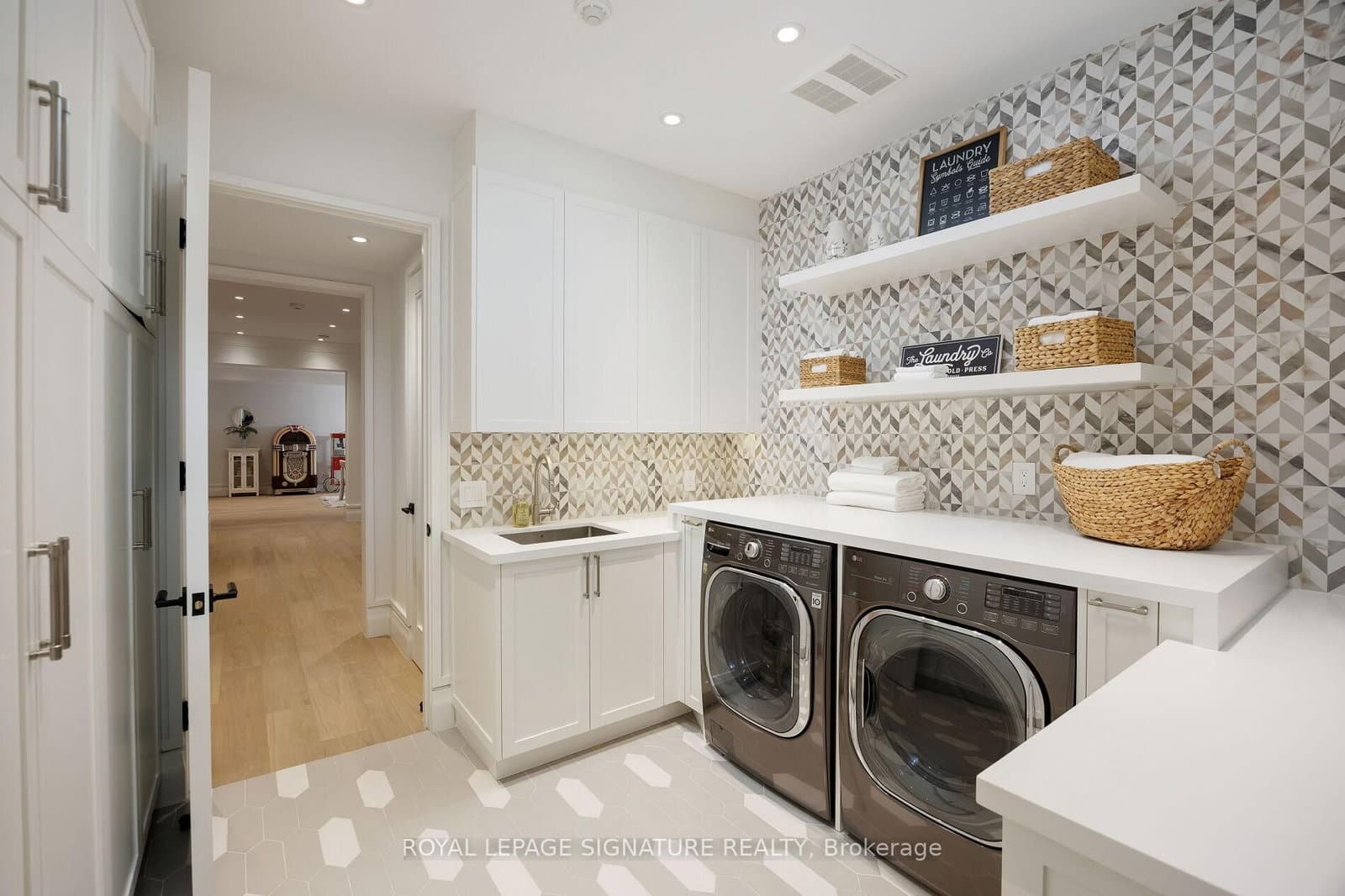 207 Strathallan Boulevard thumbnail 47
