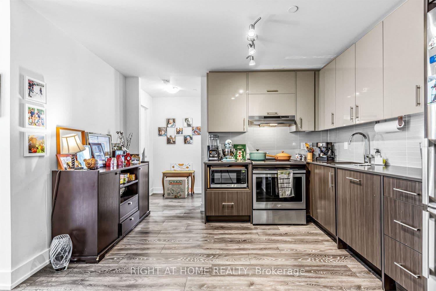 180 Fairview Mall Drive, Unit 202 thumbnail 11