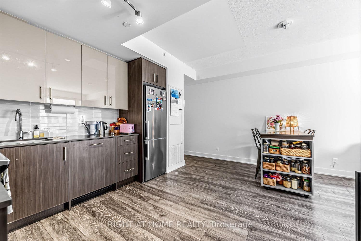 180 Fairview Mall Drive, Unit 202 thumbnail 12