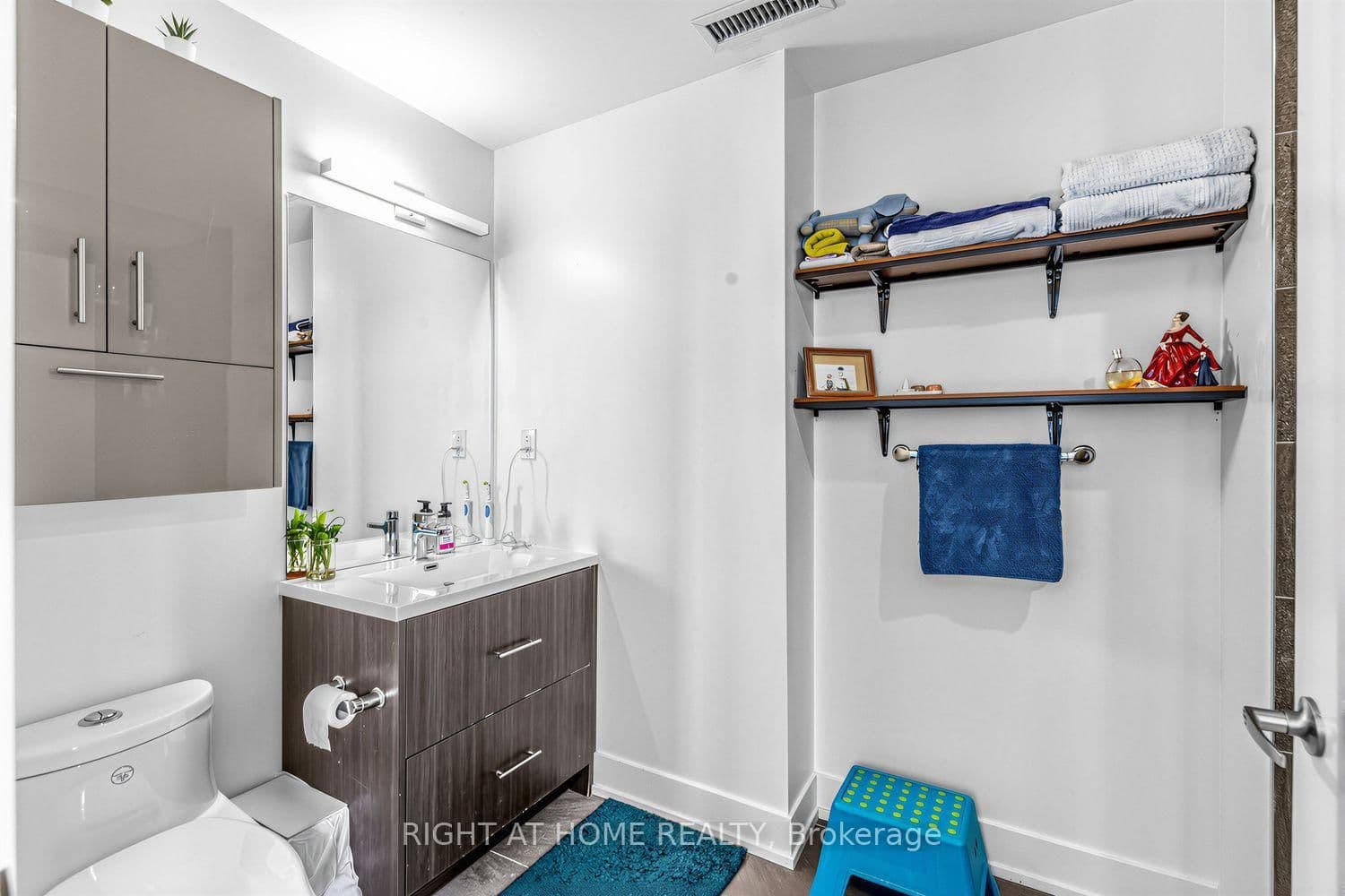 180 Fairview Mall Drive, Unit 202 thumbnail 15