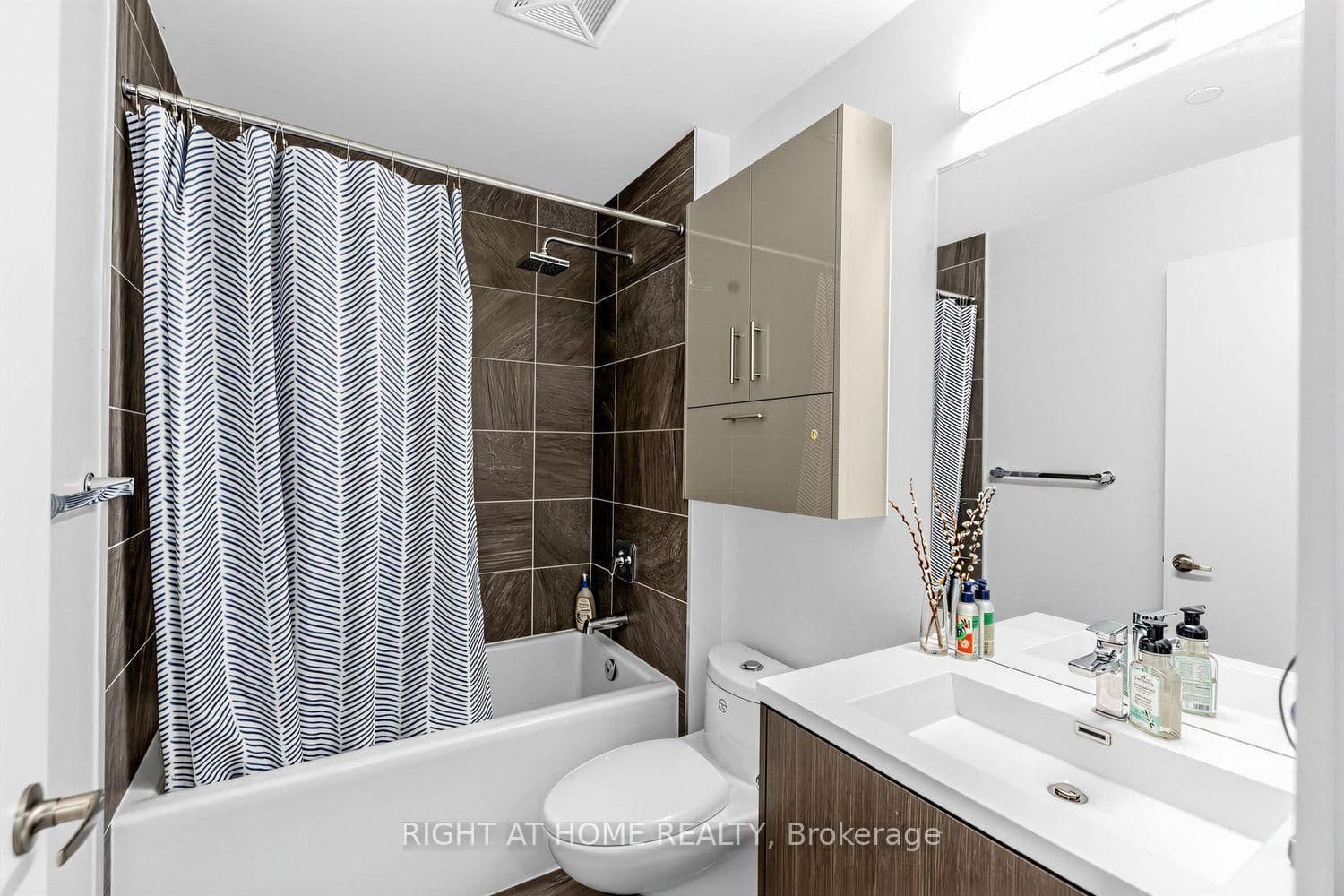 180 Fairview Mall Drive, Unit 202 thumbnail 19