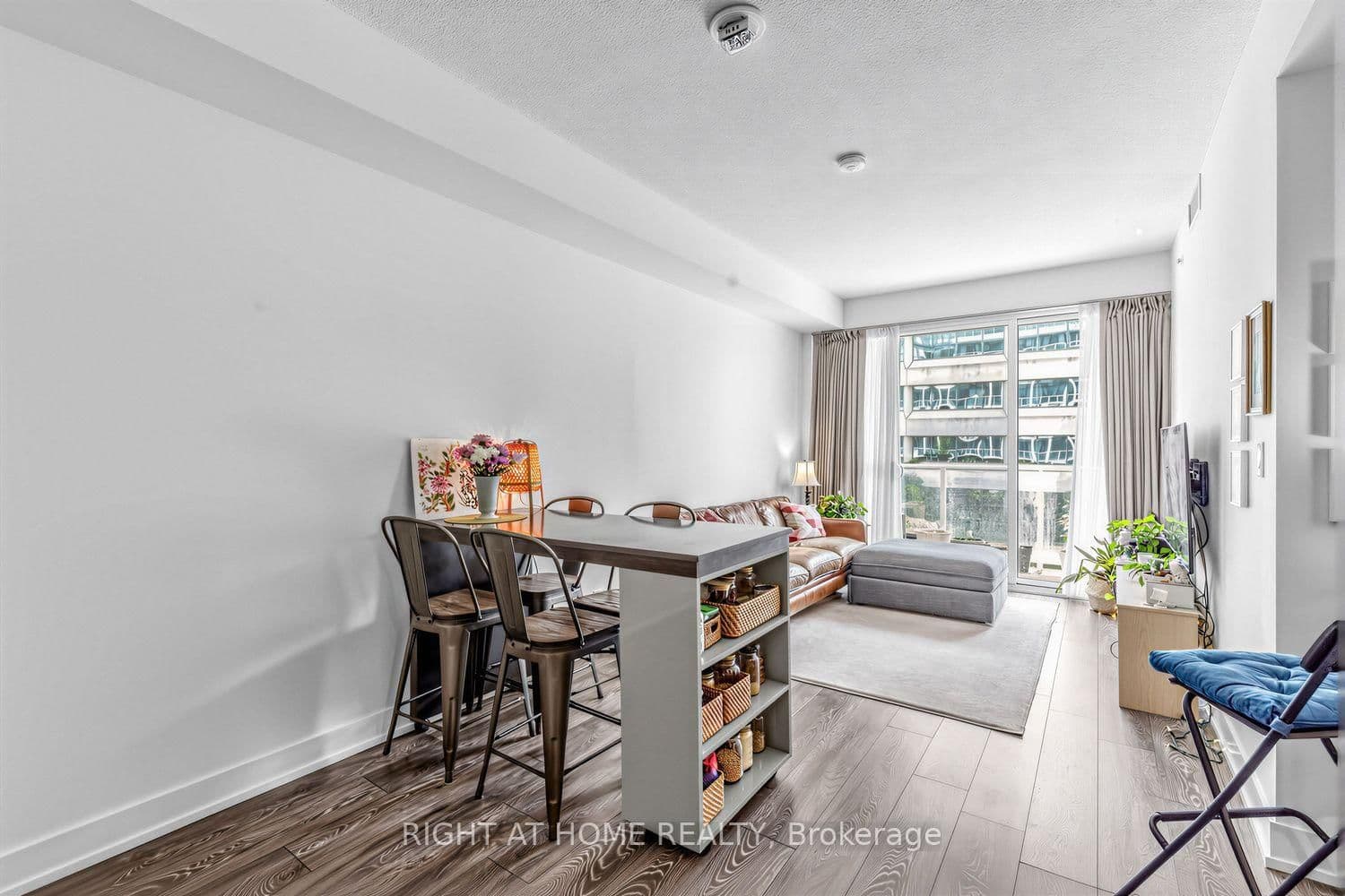 180 Fairview Mall Drive, Unit 202 thumbnail 3