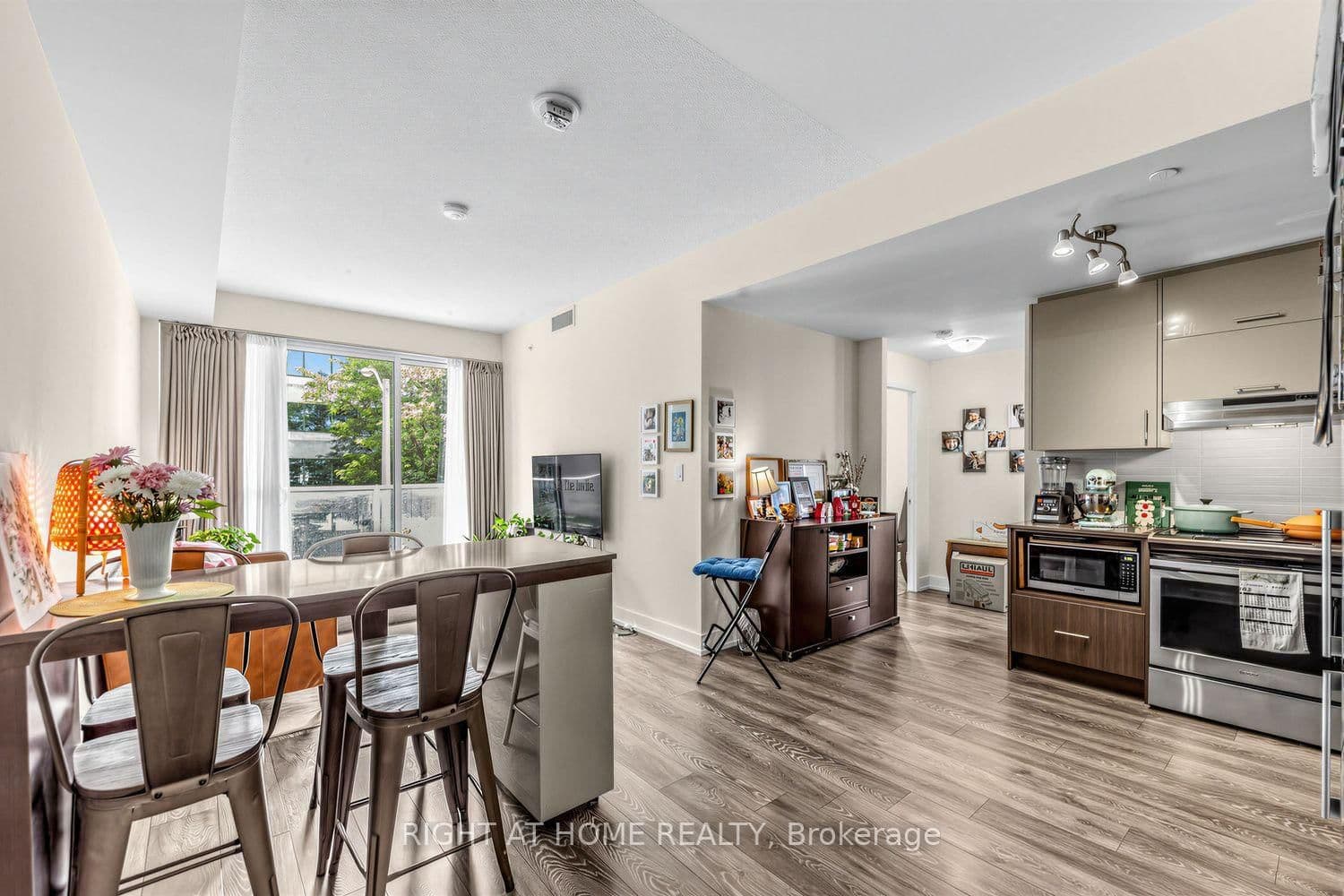 180 Fairview Mall Drive, Unit 202 thumbnail 2
